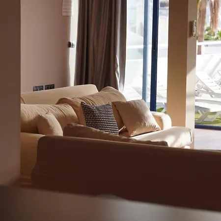 アパート Exclusive Penthouse アデヘ